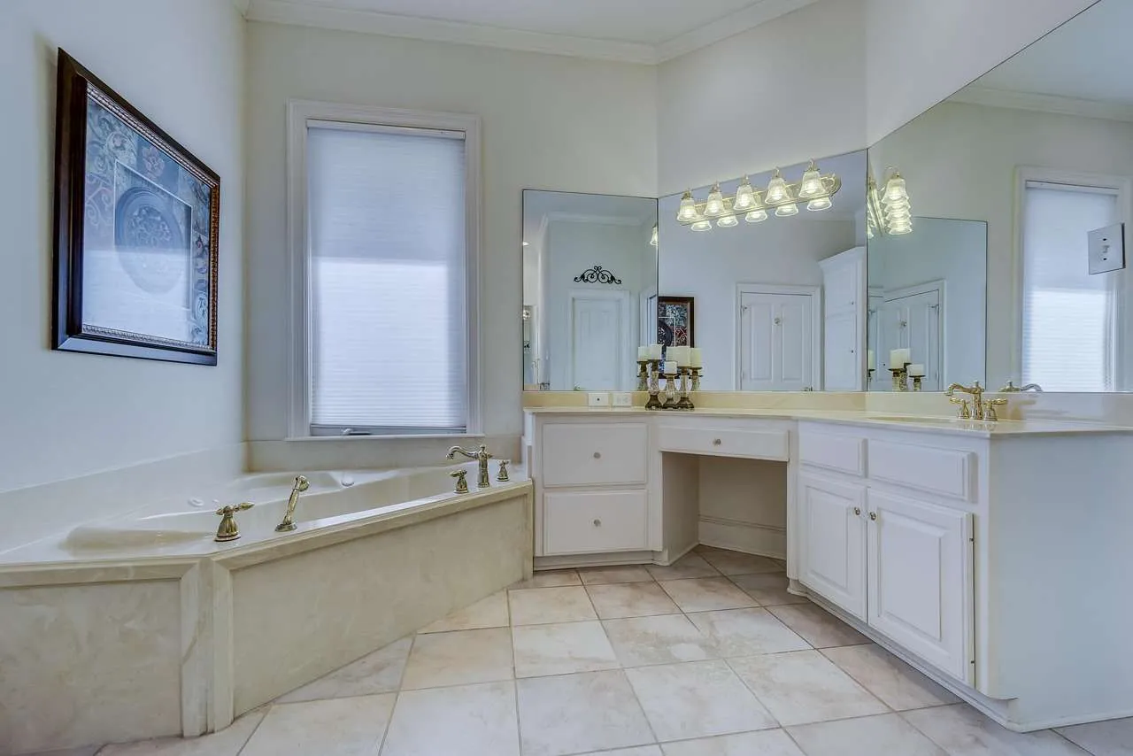 Small Bathroom Ideas to Maximize Space